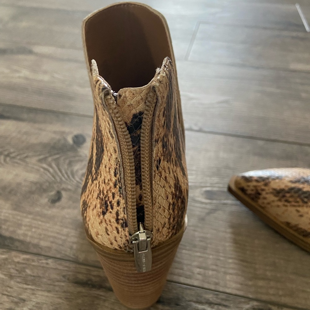 Vince Camuto leopard print snakeskin booties size 7.5